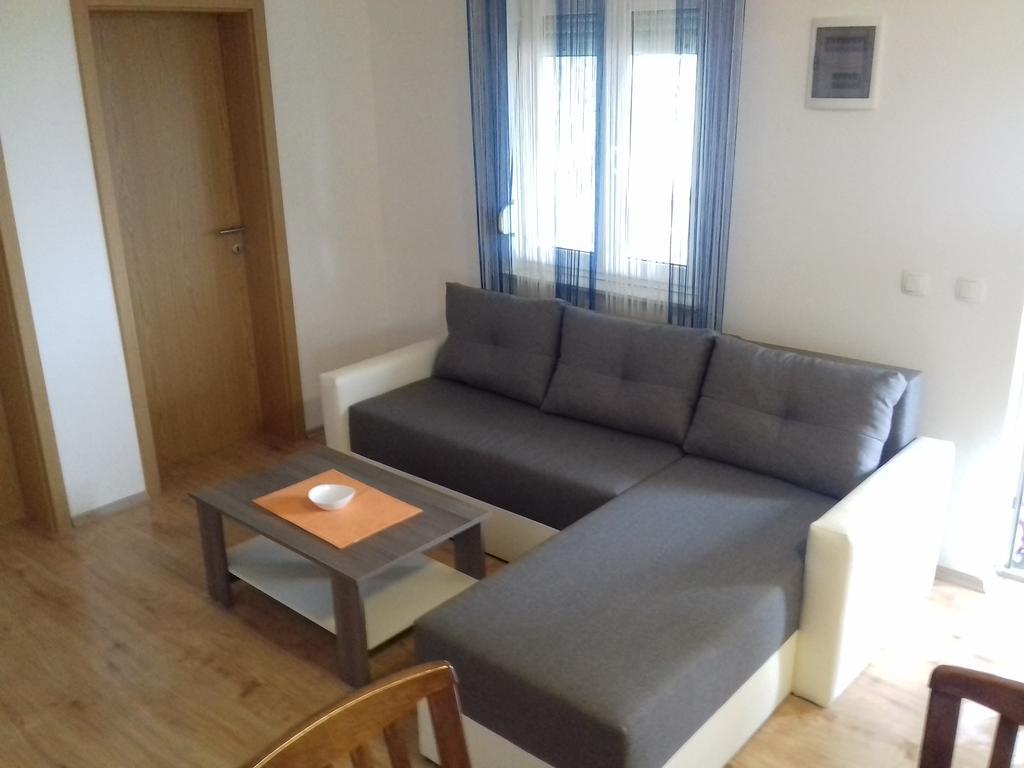 Tomek Apartment Вир Экстерьер фото
