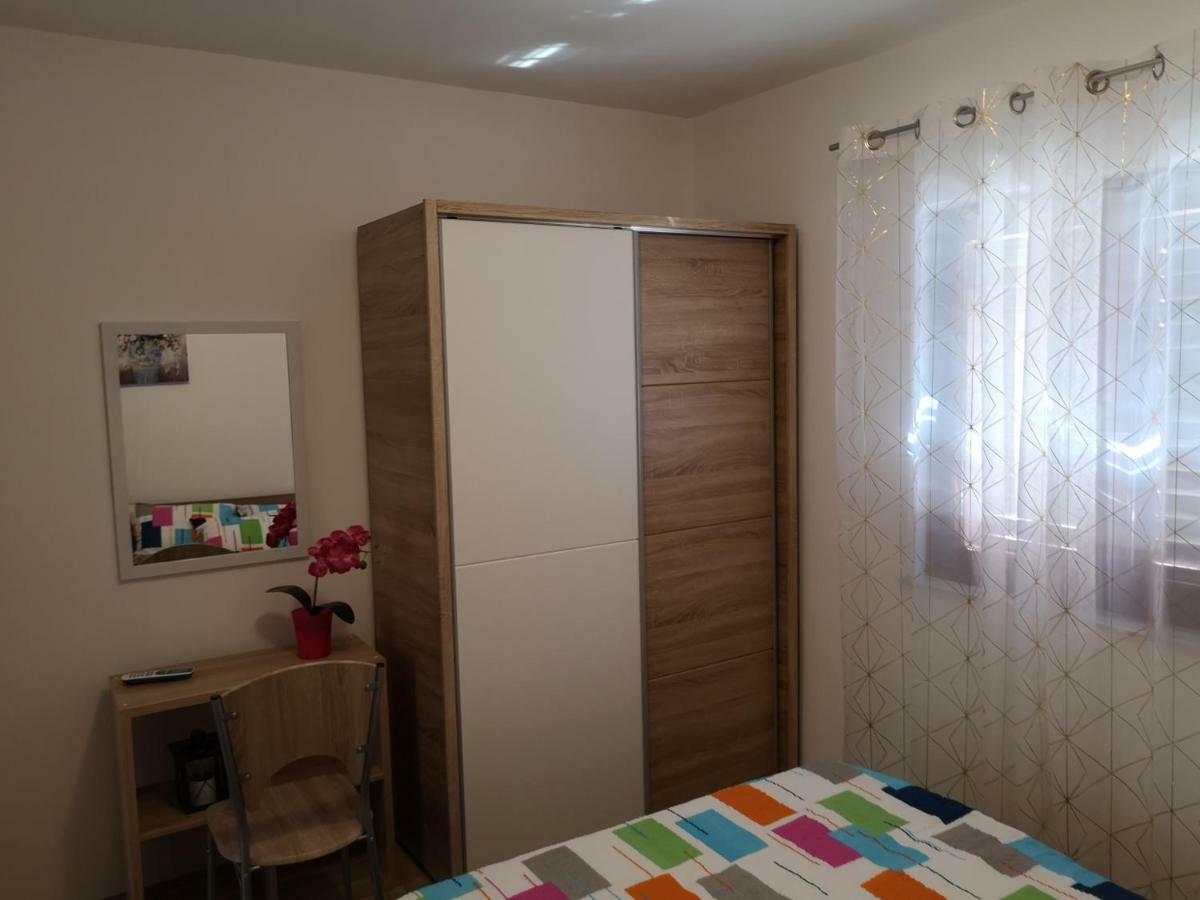 Tomek Apartment Вир Экстерьер фото